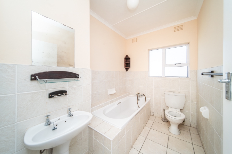 5 Bedroom Property for Sale in Beacon Bay Eastern Cape